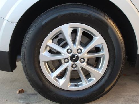 Used 2022 Kia Carnival LX w/ Paint Protection Package image 9