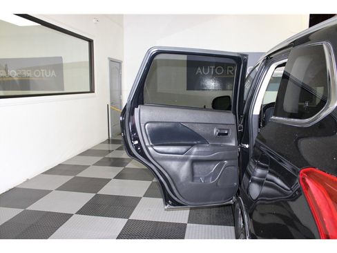 Used 2020 Mitsubishi Outlander ES image 13