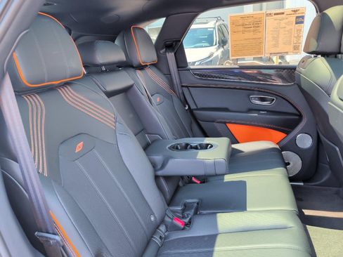 Used 2025 Bentley Bentayga AWD/4WD image 40