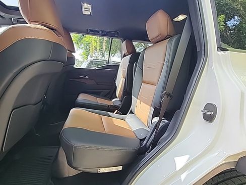 Used 2024 Lexus GX 550 w/ Accessory Package (2T) AWD/4WD image 3