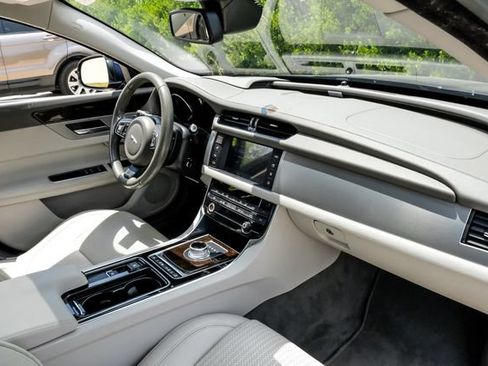 Used 2016 Jaguar XF Prestige RWD image 15