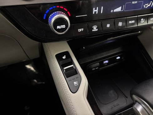 Used 2024 Kia Telluride EX w/ EX Captain's Chair Package image 19