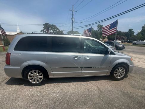 Used 2012 Chrysler Town & Country Touring-L w/ Entertainment Group #2 FWD image 4