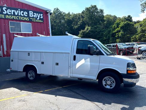 Used 2017 Chevrolet Express 3500 image 2