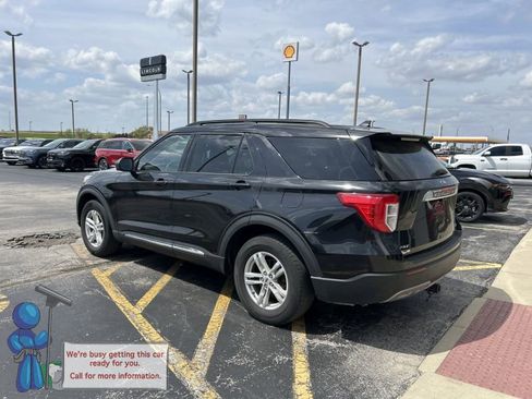 Used 2022 Ford Explorer XLT w/ Equipment Group 202A AWD/4WD image 3
