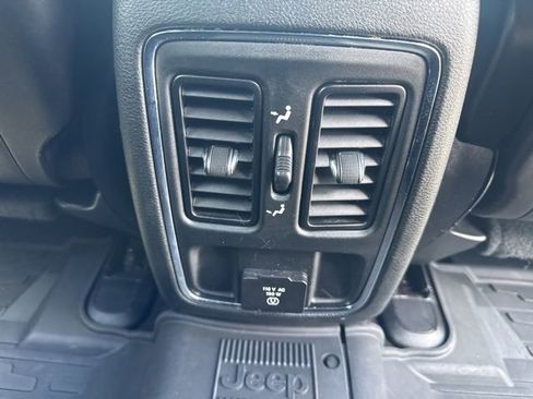 Used 2021 Jeep Grand Cherokee Laredo X AWD/4WD image 12