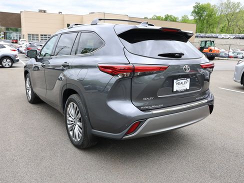 Used 2023 Toyota Highlander Platinum AWD/4WD image 5
