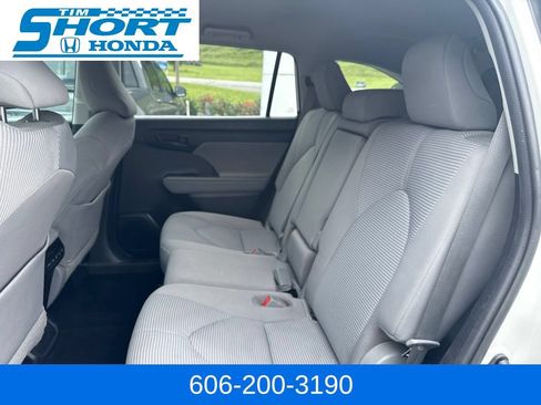 Used 2021 Toyota Highlander LE AWD/4WD image 12