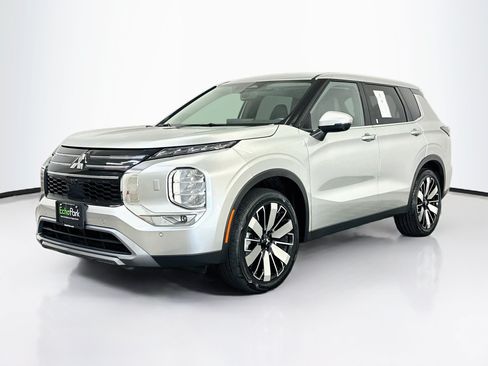 Used 2025 Mitsubishi Outlander SE AWD/4WD image 3