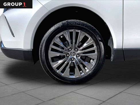 Used 2023 Toyota Venza Limited image 11