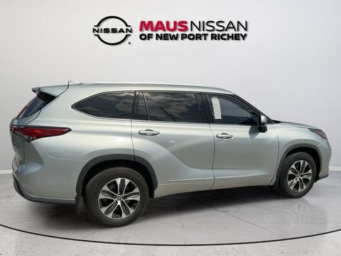 Used 2021 Toyota Highlander XLE AWD/4WD image 17