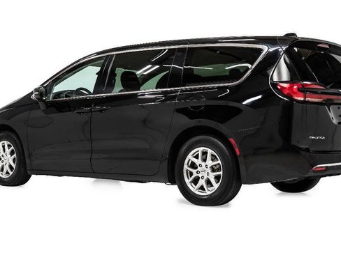 Used 2024 Chrysler Pacifica Touring-L FWD image 4