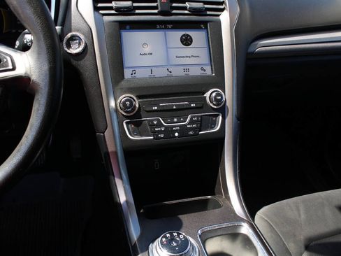 Used 2017 Ford Fusion SE w/ Fusion SE Technology Package FWD image 17