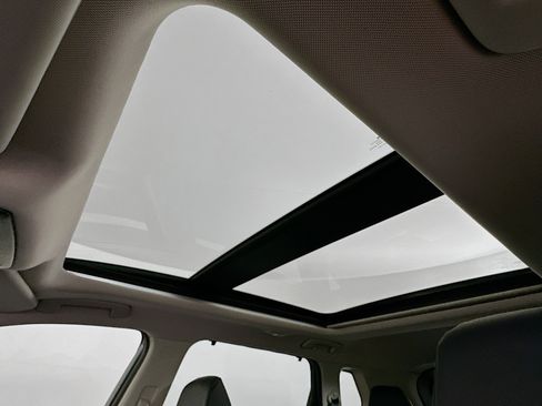 Used 2025 Nissan Rogue SV w/ SV Premium Package image 25