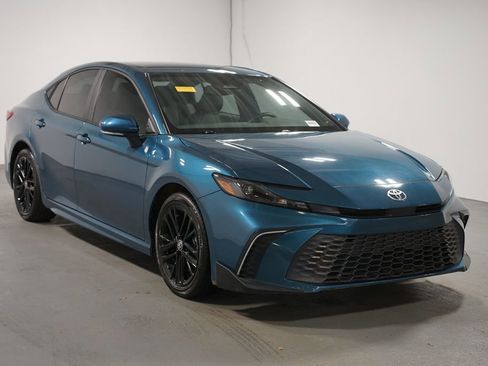 Certified 2025 Toyota Camry SE image 3