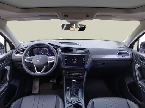 Used 2024 Volkswagen Tiguan SE w/ Panoramic Sunroof Package image 42