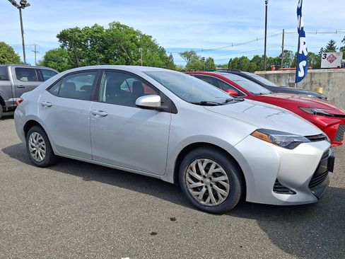 Used 2017 Toyota Corolla LE FWD image 2