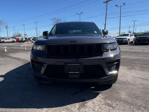 Used 2023 Jeep Grand Cherokee Altitude image 3