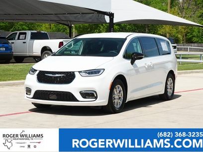 Used 2024 Chrysler Pacifica Touring-L w/ Uconnect Theater Family Group