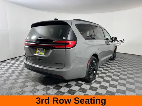 Used 2025 Chrysler Pacifica Limited image 6