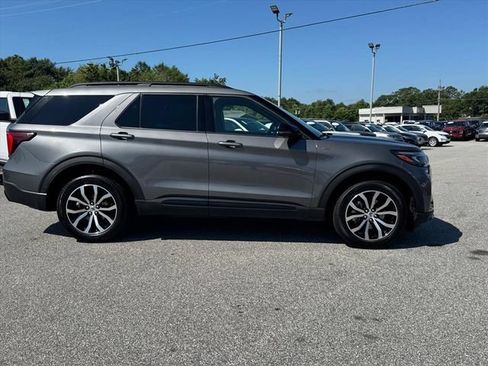 Used 2025 Ford Explorer ST-Line AWD/4WD image 2