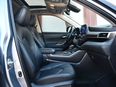 Certified 2023 Toyota Highlander XLE image 22