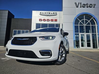 New 2026 Chrysler Pacifica Select