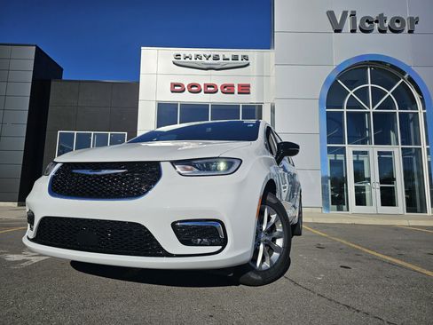 New 2026 Chrysler Pacifica Select image 1