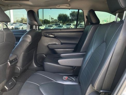 Used 2022 Toyota Highlander XLE image 7