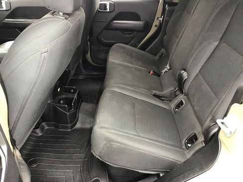 Used 2020 Jeep Gladiator Overland image 14