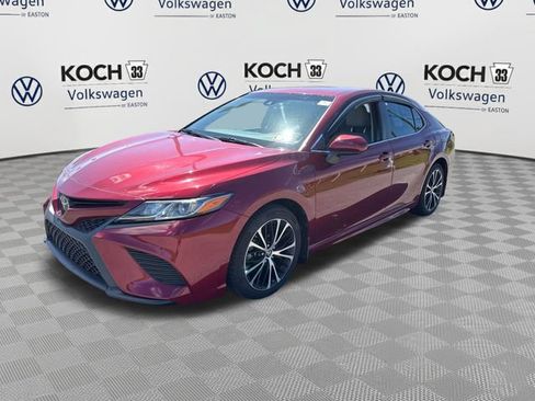 Used 2018 Toyota Camry SE FWD image 3