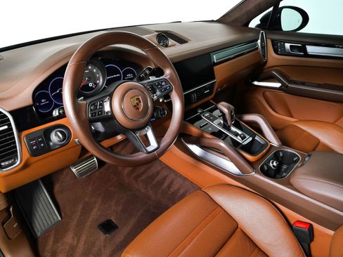 Certified 2022 Porsche Cayenne Turbo AWD/4WD image 4