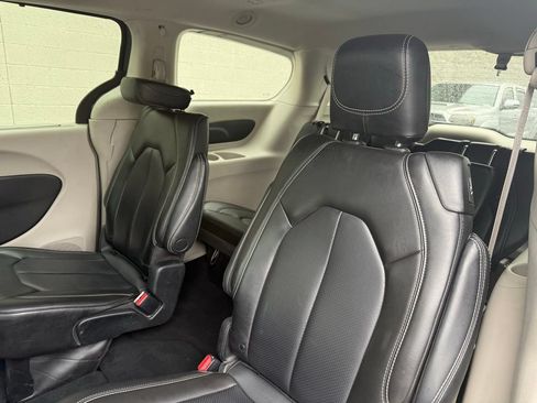 Used 2023 Chrysler Pacifica Touring-L FWD image 25