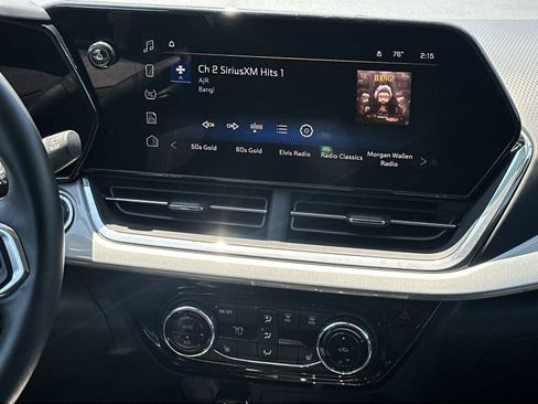 Used 2025 Chevrolet Trax LT w/ LT Convenience Package FWD image 25