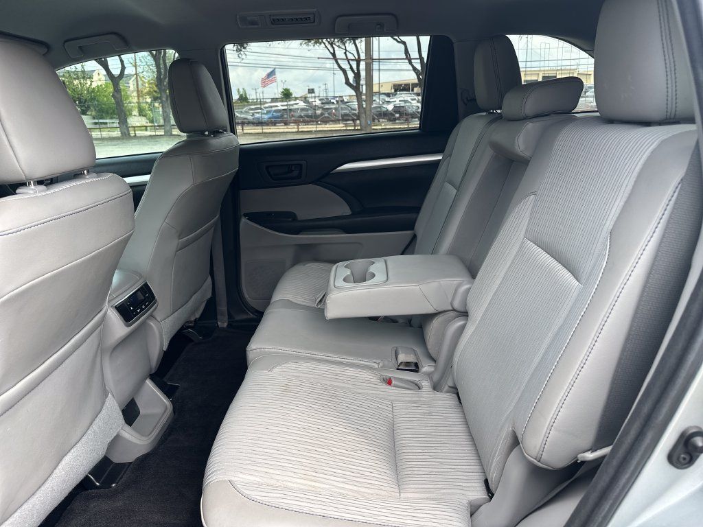 Used 2017 Toyota Highlander Plus FWD image 22