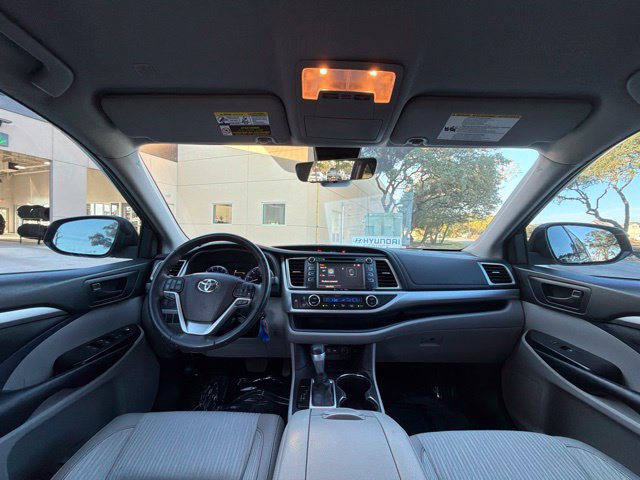 Used 2019 Toyota Highlander Plus FWD image 11