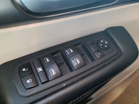 Used 2024 Chrysler Pacifica Touring-L image 15