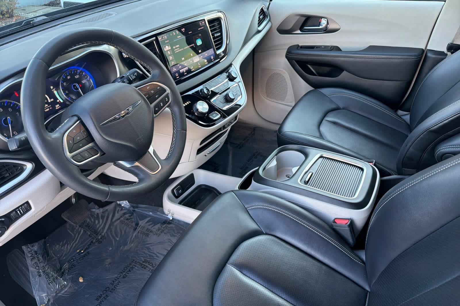 Used 2024 Chrysler Pacifica Touring-L FWD image 11