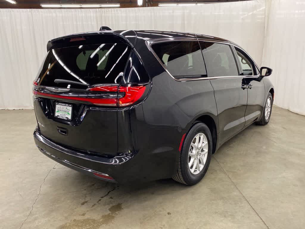 Used 2023 Chrysler Pacifica Touring-L FWD image 6