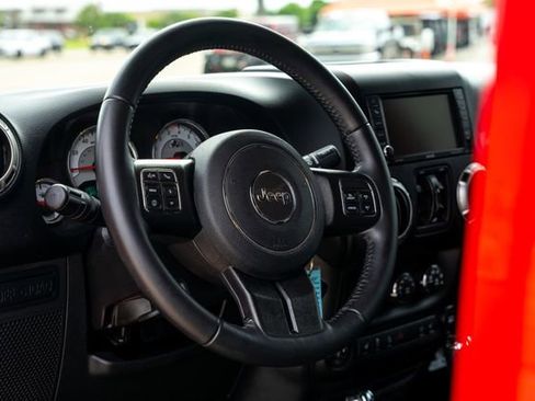 Used 2017 Jeep Wrangler Unlimited Rubicon w/ Connectivity Group AWD/4WD image 26