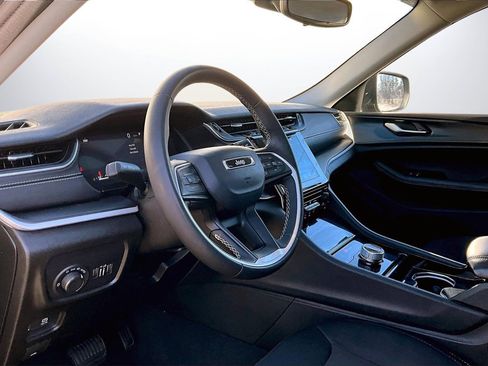 Used 2023 Jeep Grand Cherokee Laredo X image 19