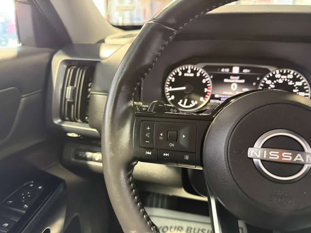 Used 2025 Nissan Pathfinder SL FWD image 13
