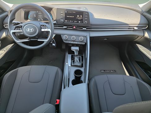 New 2026 Hyundai Elantra SE FWD image 13