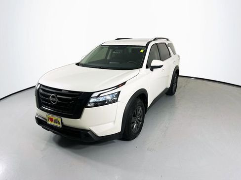 Used 2024 Nissan Pathfinder SV image 5