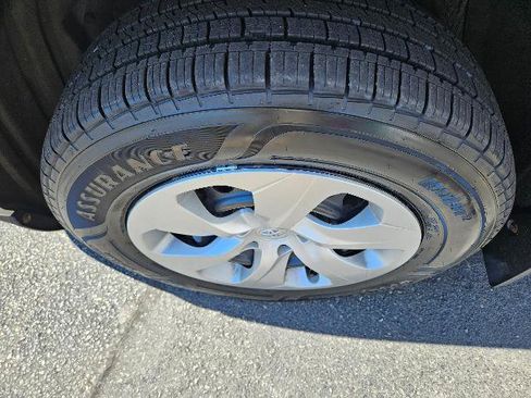 Used 2021 Toyota RAV4 LE w/ Carpet Mat Package (TMS) AWD/4WD image 9