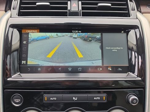 Used 2017 Land Rover Discovery HSE image 16