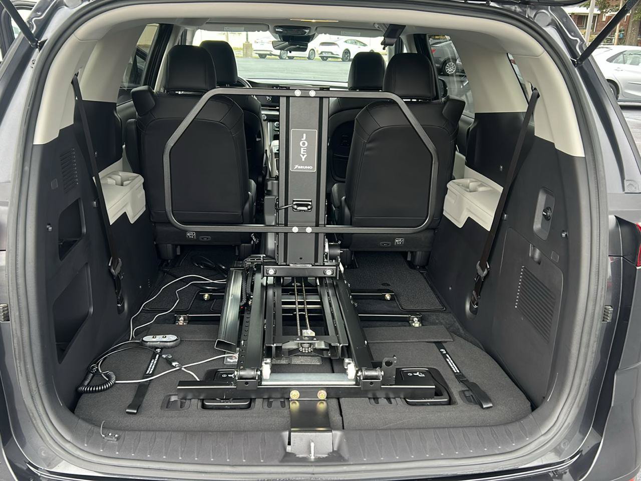 Used 2024 Kia Carnival LX FWD image 11