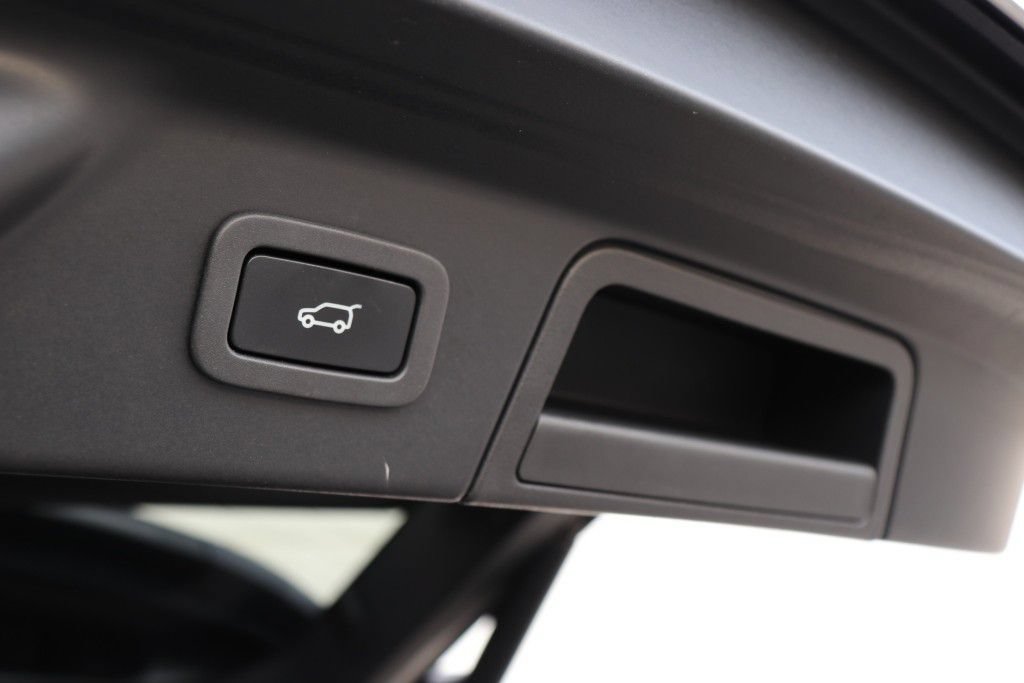 Used 2018 Land Rover Range Rover Velar R-Dynamic SE AWD/4WD image 27
