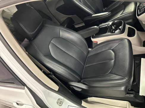 Used 2024 Chrysler Pacifica Touring-L image 26