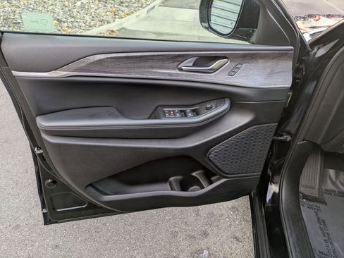 Used 2024 Jeep Grand Cherokee Limited w/ Black Appearance Package image 12